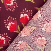 Vorder- und Rückseite eines bordeauxfarbenen Baumwollstoffs mit roten und rosa Blütenmotiven nebeneinander