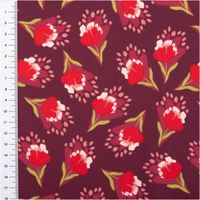 Baumwollstoff Popeline Blüten bordeaux rot rosa 1,50m Breite Popeline Stoff mit roten und rosa Blüten auf bordeauxrot, links Maßband, florales Design