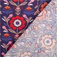 Baumwollstoff Popeline Blumen Ornamente blaulila rot 1,50m Breite Nahaufnahme Baumwollpopeline mit farbigem Blumenornament, linke Ecke umgeschlagen und Rückseite sichtbar