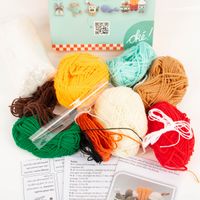 Häkelset Pommes Hähnchenkeule und Milchshake DIY Set verschiedene bunte Wollknäuel mit Häkelnadel, Anleitung und Füllwatte als Bastelset arrangiert