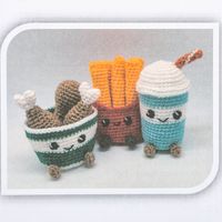Häkelset Pommes Hähnchenkeule und Milchshake DIY Set gehäkelte Figuren Pommes, Hähnchenkeule und Milchshake bunt nebeneinander arrangiert