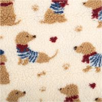 Jacquard Teddyplüsch in Creme mit Dackelmotiven, blauen Streifen und roten Herzen als Muster, Detailansicht