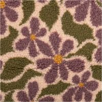 Detailaufnahme von Teddystoff mit Jacquardstruktur und Retro-Blumen in flieder, grün und apricot
