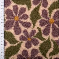 Jacquard Teddystoff mit fliederfarbenen Blumen und grünen Blättern sowie Maßstab am Rand