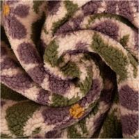 Teddyplüsch mit Jacquardmuster floral, in Spirale gelegt, florale Elemente in flieder, grün und apricot