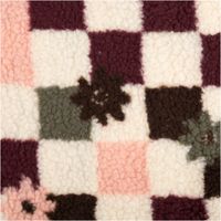 Detailansicht von Teddystoff mit Schachbrett- und Blumenmuster in creme, bordeaux, rosa und grün