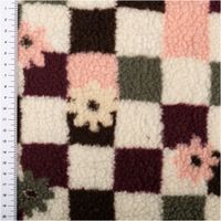 Ausschnitt von Jacquard Teddyplüsch mit Karo und Blumen in bordeaux, creme, rosa und olivgrün, mit Maßband links