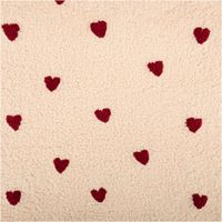 Teddystoff Teddyplüsch Herzen bestickt creme bordeaux 1,6m Breite Teddystoff in creme mit bordeauxfarbenen Herz-Motiven, Material in Nahaufnahme, flauschige texturierte Oberfläche