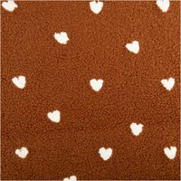 Teddystoff Teddyplüsch Herzen bestickt cognac braun creme 1,6m Breite Nahaufnahme von braunem Teddystoff mit cremefarbenen, gestickten Herzmotiven