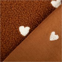 Vorder- und Rückseite von Teddyplüsch in Cognac mit gestickten cremefarbenen Herzmotiven im Anschnitt