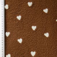 Teddystoff cognac braun mit bestickten Herzen in creme – Teddyplüsch Meterware, Nahaufnahme