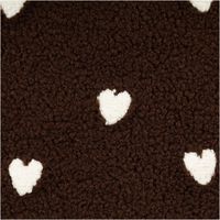schokobrauner Teddyplüschstoff mit cremefarbenen Herzstickereien, Material in Nahaufnahme sichtbar