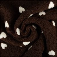 brauner Teddyplüschstoff mit bestickten cremefarbenen Herzen, in einer Spirale gelegt