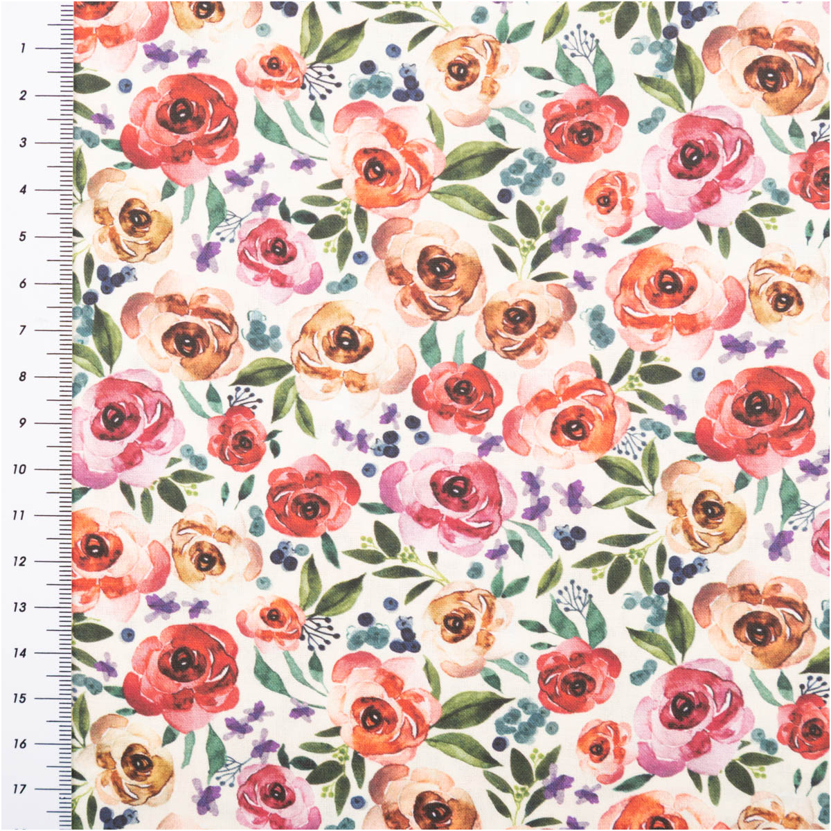 Baumwollstoff Popeline Digitaldruck Honorine Rosen Aquarell rosa rot 1,50m Breite Nahaufnahme von Popeline Baumwollstoff mit Rosen und Blättern in Rosa, Rot und Grün, links mit Maßband