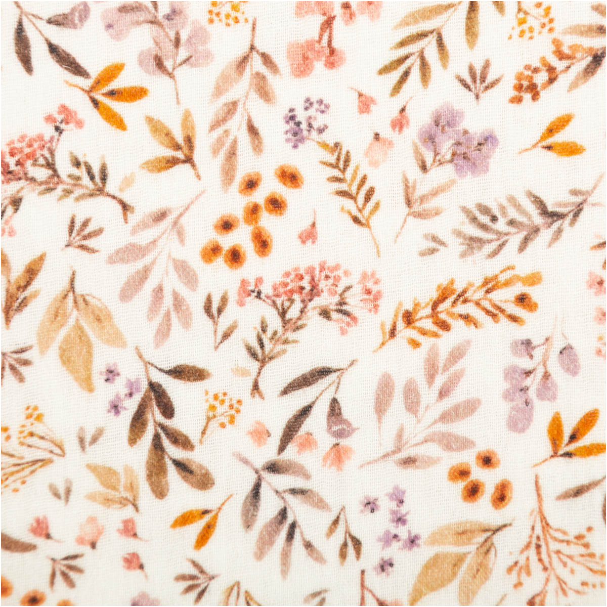 Musselin Stoff Baumwolle bedruckt Ivina Blätter Blüten flieder grün 1,30m Breite Nahaufnahme von Musselin Baumwollstoff mit floralen Motiven in Flieder- und Grüntönen