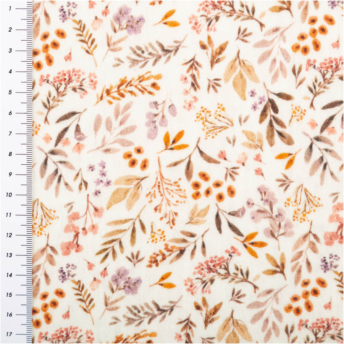 Musselin Stoff Baumwolle bedruckt Ivina Blätter Blüten flieder grün 1,30m Breite Musselin Stoff mit floralen Blättermotiven in flieder, grün und orange, flach ausgebreitet mit Maßband