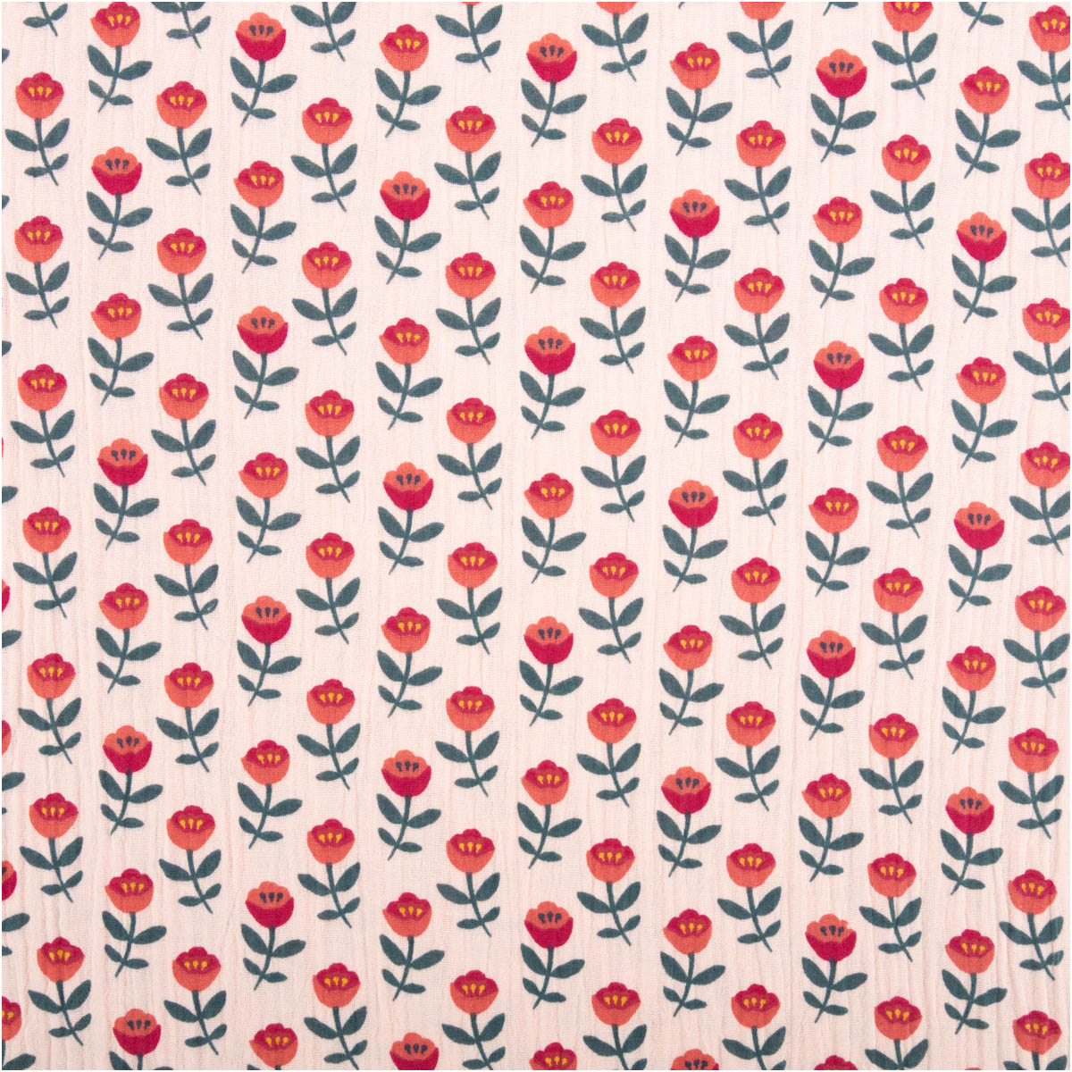 Baumwollstoff mit roten Blüten und grünen Blättern, Muster auf rosa Hintergrund, Motiv in Nahaufnahme