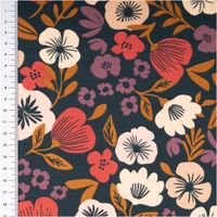Baumwollpopeline mit großem Blumenmotiv in Rosé, Rot und Ocker auf marineblau, Stoffausschnitt mit Maßband