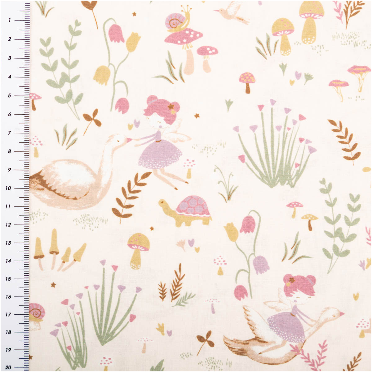 Cord Stoff Feincord Dima Blumensträuße dunkelblau rosé 1,45m Breite Feincord Stoff in Rosa, Hellgrün und Beige mit Feen, Enten und Schildkröten, flach ausgebreitet mit Maßband