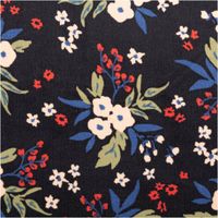 Feincord in dunkelblau mit floralen Elementen in Rosé, Weiß, Rot und Blau, enges Blumenmuster sichtbar