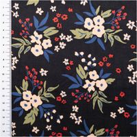 Feincord Baumwollstoff in Dunkelblau mit roten, weißen und grünen Blumen, Nahaufnahme mit Maßband an der Seite