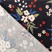 Feincord Stoff mit Blumenmotiv in Dunkelblau und Rosé, Vorder- und Rückseite des Baumwollstoffs im Vergleich gezeigt