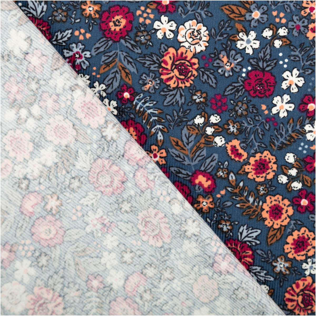 Cord Stoff Feincord Barjay Streublumen petrol rosa 1,45m Breite Vorder- und Rückseite von Feincord mit floralem Muster in Petrol und Rosa, Stoffkante diagonal gezeigt