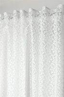 Voile Gisele weiß – Detail des Multifunktionsbands mit zarter floraler Struktur