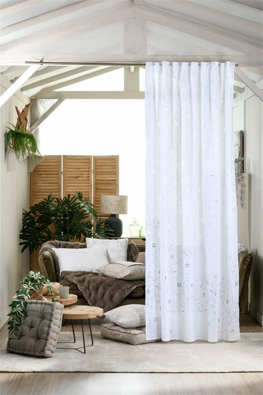 Vorhang Mariette weiß im Landhaus-Wohnzimmer – Baumwollschal mit Lochstickerei