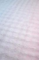 Decke Plaid Punky flauschig Waffelstruktur Farbverlauf rosa hellblau 120x150cm Plaid Punky – Nahaufnahme der flauschigen Waffelstruktur in Pastelltönen