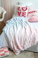 Decke Plaid Punky flauschig Waffelstruktur Farbverlauf rosa hellblau 120x150cm Plaid Punky rosa hellblau auf dem Bett – Kuscheldecke mit Waffelstruktur