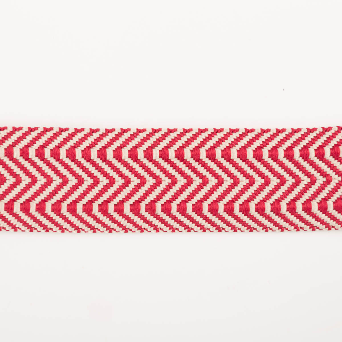 Gurtband doppeltes Zickzack rot 3,8cm flach liegend in Nahaufnahme, doppeltes Zickzack aus Polyester