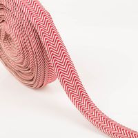 Gurtband doppeltes Zickzack rot 3,8cm auf der Rolle, abgewickeltes Band zeigt das gewebte doppelte Zickzackmuster