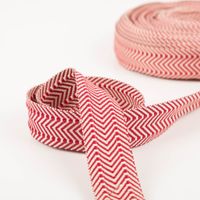 Gurtband doppeltes Zickzack rot 3,8cm zur Schlaufe gelegt vor der Rolle, Vorder- und Rückseite sichtbar