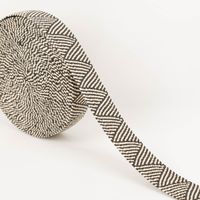 Gurtband elastisch Zickzack Jute-Optik schwarz weiß 5cm auf der Rolle, abgewickeltes Band mit zweifarbigem Zickzack