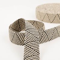 Gurtband elastisch Zickzack Jute-Optik schwarz weiß 5cm zur Schlaufe gelegt vor der Rolle, elastisch und griffig