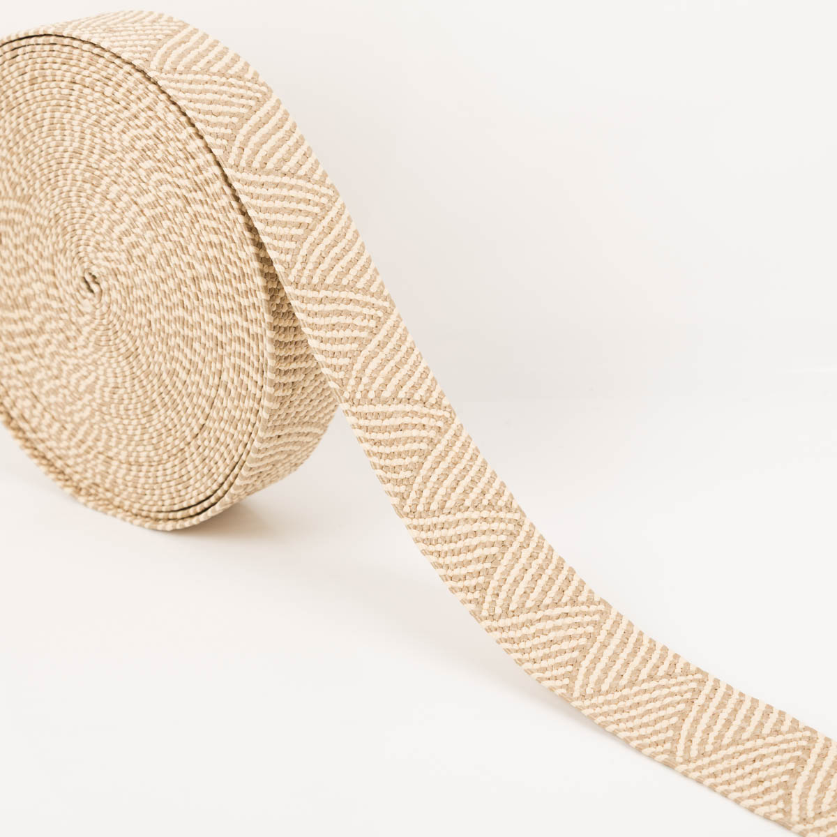 96562-Gurtband-elastisch-Zickzack-Jute-Optik-ecru-beige-5cm-Breite-IMG-0260.jpg Gurtband elastisch Zickzack Jute-Optik ecru beige 5cm auf der Rolle, abgewickeltes Band mit zweifarbigem Zickzack