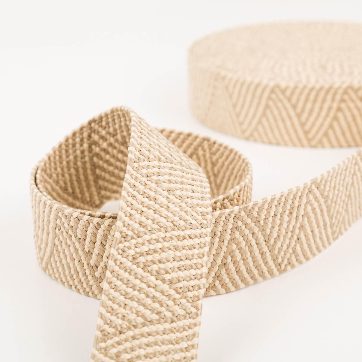 96562-Gurtband-elastisch-Zickzack-Jute-Optik-ecru-beige-5cm-Breite-IMG-0262.jpg Gurtband elastisch Zickzack Jute-Optik ecru beige 5cm zur Schlaufe gelegt vor der Rolle, elastisch und griffig