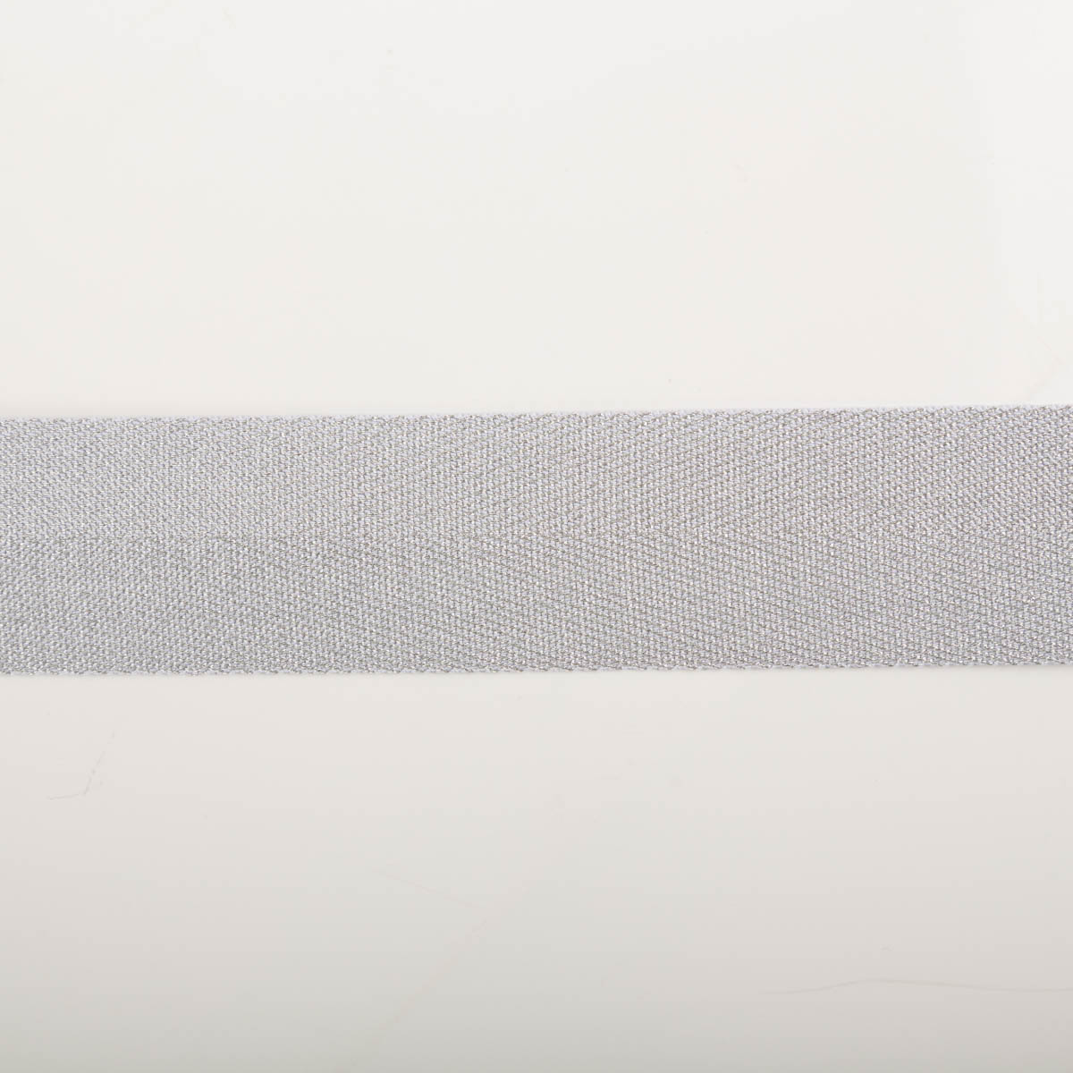96577-Gurtband-metallic-Lurex-silber-4cm-Breite-IMG-0317.jpg Gurtband metallic Lurex silber 4cm flach liegend in Nahaufnahme, Fischgratbindung mit Lurex