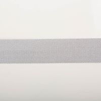 Gurtband metallic Lurex silber 4cm flach liegend in Nahaufnahme, Fischgratbindung mit Lurex