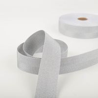Gurtband metallic Lurex silber 4cm zur Schlaufe gelegt vor der Rolle, schimmernde Oberfläche