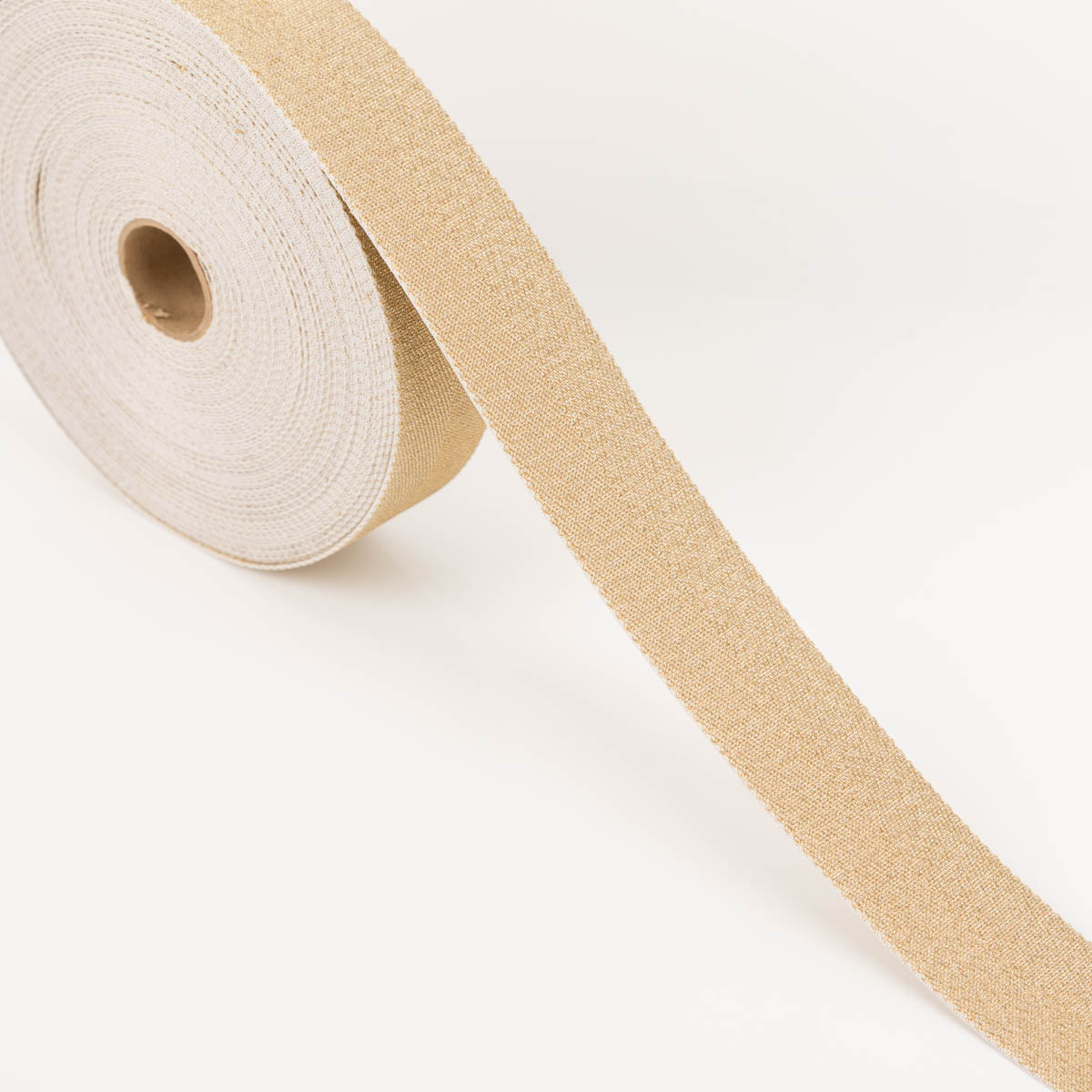 96578-Gurtband-metallic-Lurex-gold-4cm-Breite-IMG-0323.jpg Gurtband metallic Lurex gold 4cm auf der Rolle, abgewickeltes Band mit metallischem Glanz