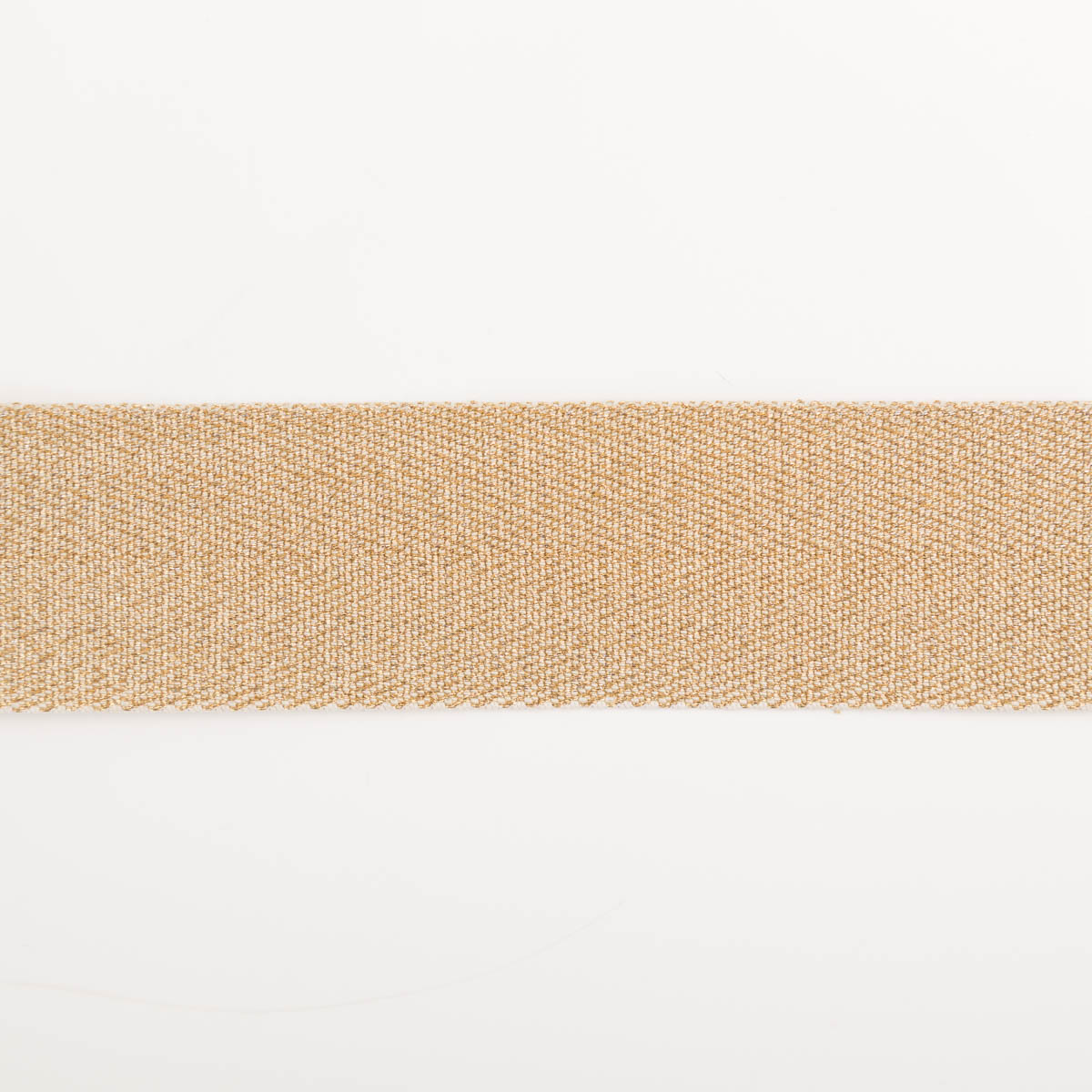 96578-Gurtband-metallic-Lurex-gold-4cm-Breite-IMG-0324.jpg Gurtband metallic Lurex gold 4cm flach liegend in Nahaufnahme, Fischgratbindung mit Lurex