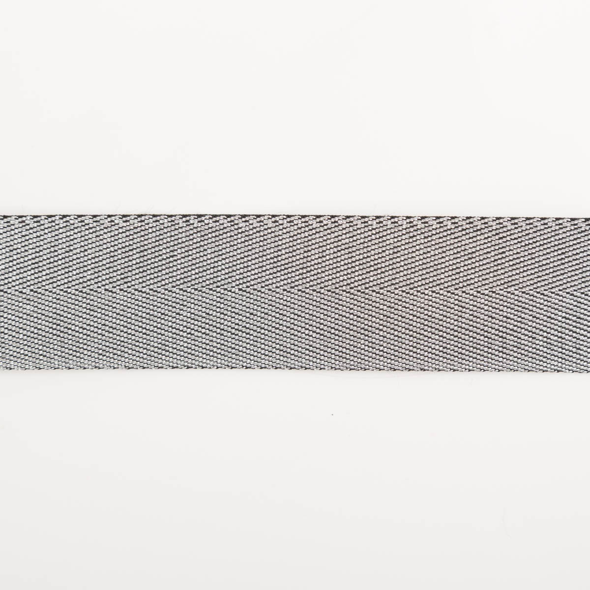 Gurtband metallic Lurex silber schwarz 4cm flach liegend in Nahaufnahme, Fischgratbindung mit Lurex