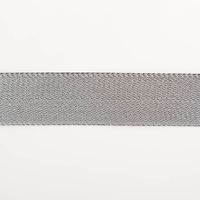 Gurtband metallic Lurex silber schwarz 4cm flach liegend in Nahaufnahme, Fischgratbindung mit Lurex