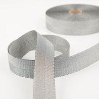 Gurtband metallic Lurex silber schwarz 4cm zur Schlaufe gelegt vor der Rolle, schimmernde Oberfläche