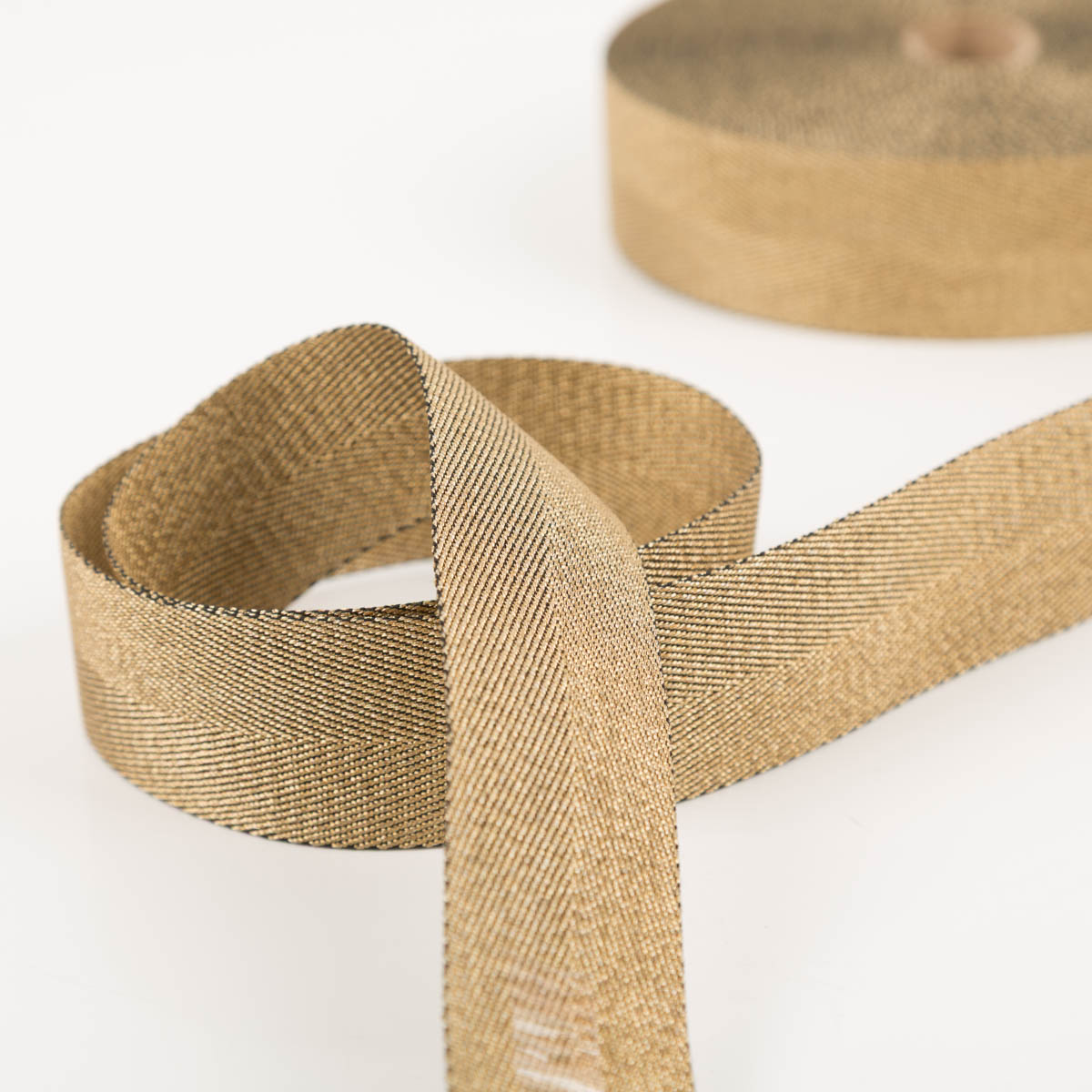 Gurtband metallic Lurex gold schwarz 4cm zur Schlaufe gelegt vor der Rolle, schimmernde Oberfläche