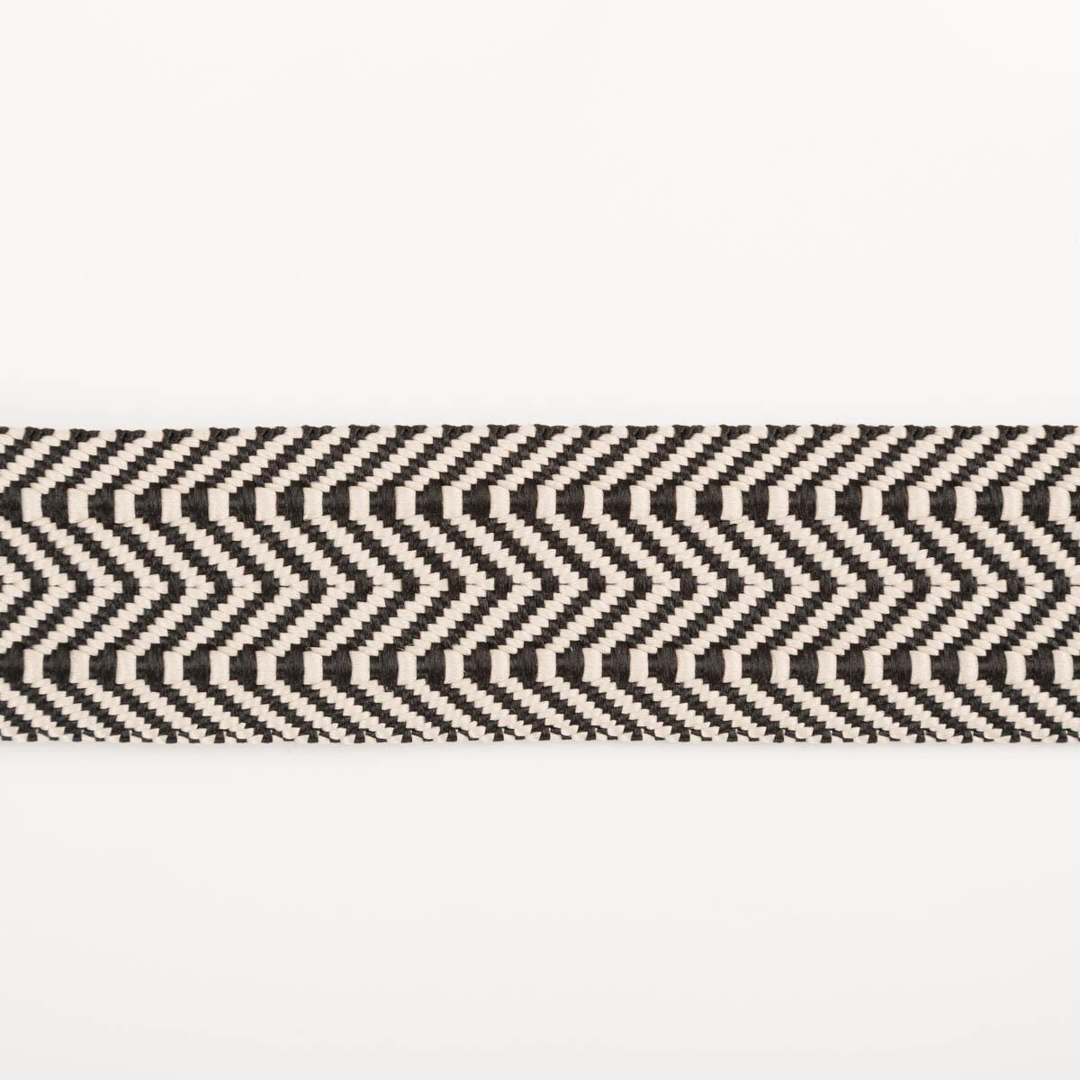 96581-Gurtband-doppeltes-Zickzack-schwarz-3-8cm-Breite-IMG-0228.jpg Gurtband doppeltes Zickzack schwarz 3,8cm flach liegend in Nahaufnahme, doppeltes Zickzack aus Polyester