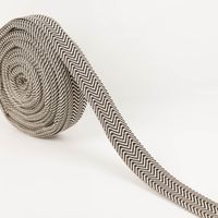 Gurtband doppeltes Zickzack schwarz 3,8cm auf der Rolle, abgewickeltes Band zeigt das gewebte doppelte Zickzackmuster
