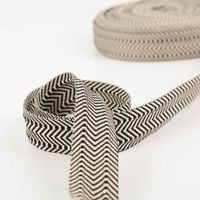 Gurtband doppeltes Zickzack schwarz 3,8cm zur Schlaufe gelegt vor der Rolle, Vorder- und Rückseite sichtbar